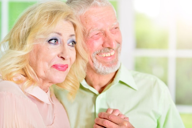 Heureux couple de personnes âgées