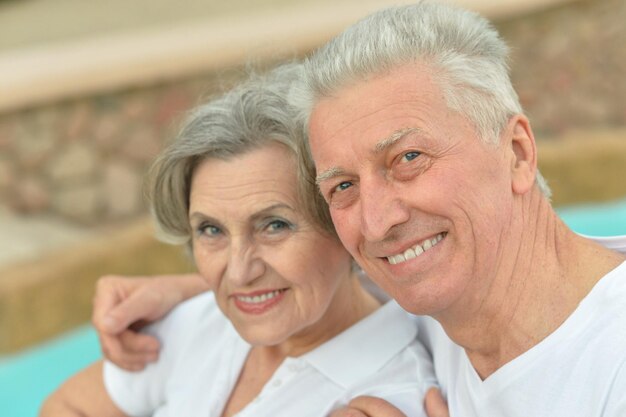 Heureux couple de personnes âgées