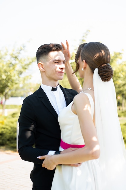 Heureux couple posant en plein air