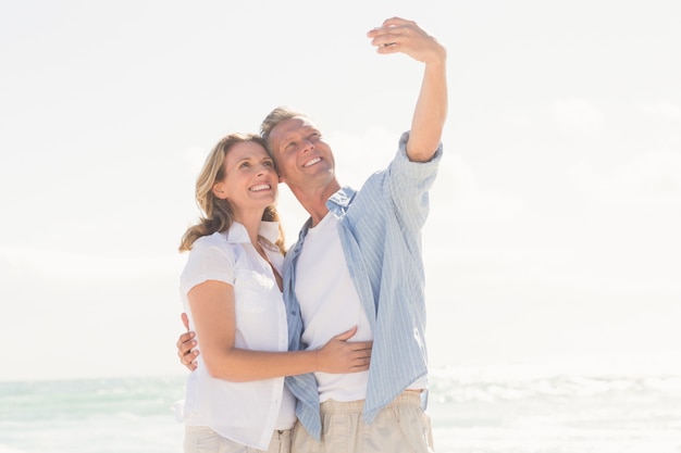 Heureux couple prenant un selfie