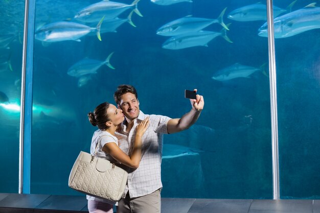 Heureux couple prenant un selfie