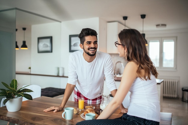 Heureux couple prenant son petit déjeuner à la maison le matin