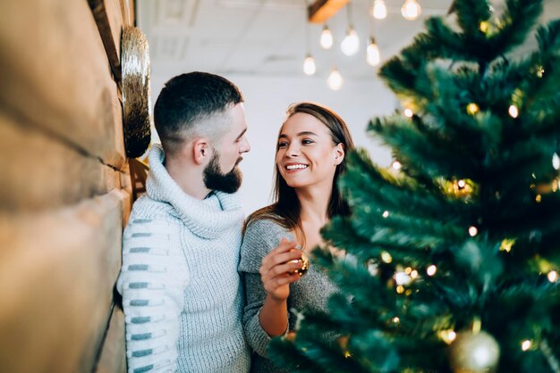 Heureux couple près de sapin de Noël