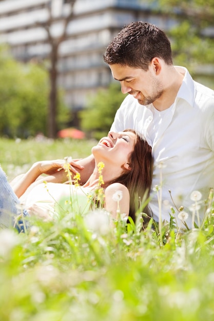 Heureux couple profitant du parc