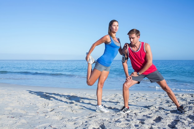 Heureux couple qui s&#39;étend ensemble à côté de l&#39;eau