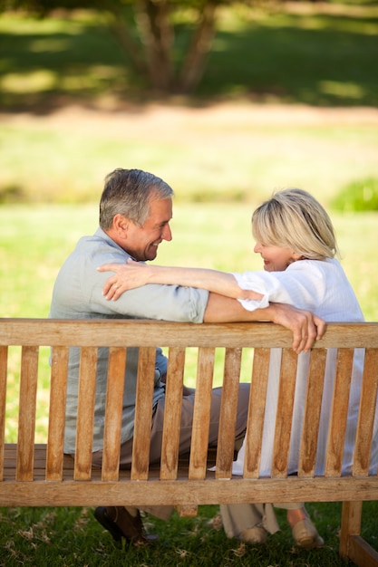 Heureux couple retraité assis sur le banc