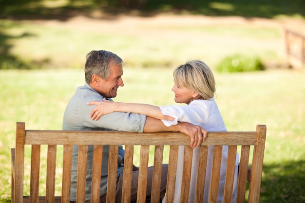 Heureux couple retraité assis sur le banc