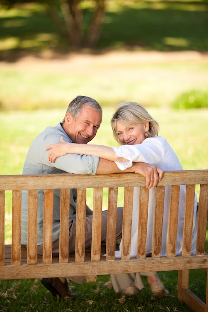 Heureux couple retraité assis sur le banc