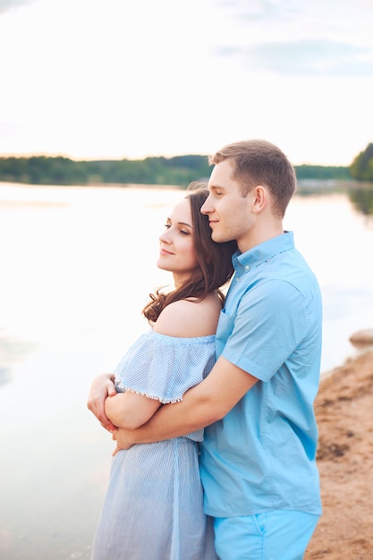 Heureux couple romantique amoureux et s'amuser au bord du lac