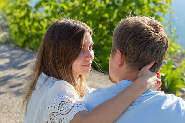 Heureux couple romantique amoureux et s'amuser en plein air en été, beauté de la nature, concept d'harmonie.