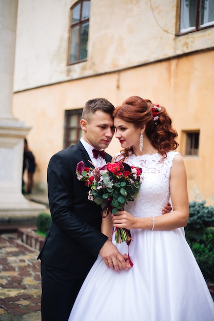 Heureux couple romantique européen célébrant leur mariage