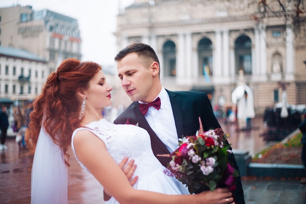 Heureux couple romantique européen célébrant leur mariage