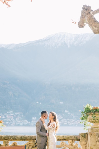 Heureux couple romantique en Italie. Jeune couple de mariage s'amusant Temps en Italie.