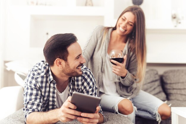 Heureux couple romantique s'amusant à la maison