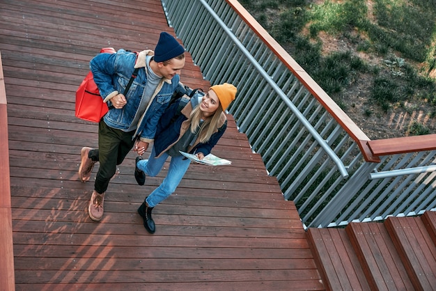 Heureux couple romantique de touristes se tiennent la main sur la vue de dessus des marches
