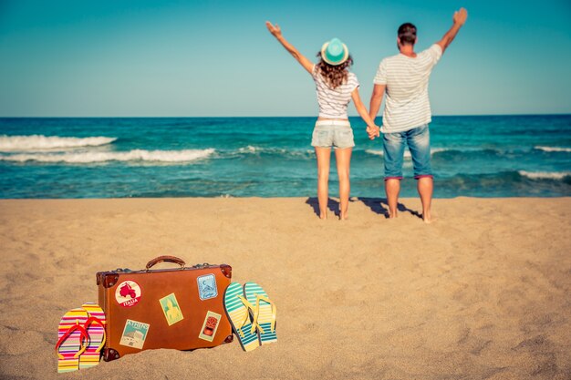 Heureux couple s'amusant sur la plage Vacances d'été et concept de voyage