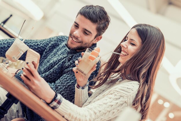 Heureux couple s'amuser au café