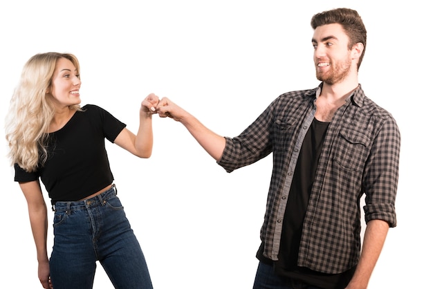 L'heureux couple saluant avec les poings sur fond blanc