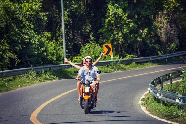 Heureux couple sur un scooter