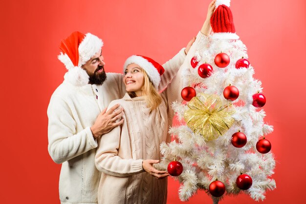 Heureux couple se préparant pour les vacances d'hiver famille se préparant à célébrer le nouvel an famille heureuse