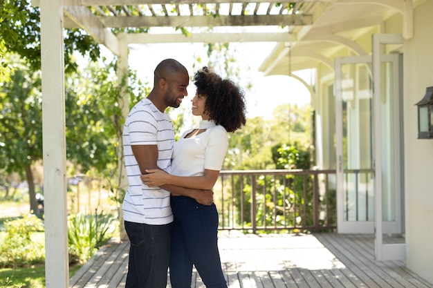 Heureux couple se tenant les uns les autres