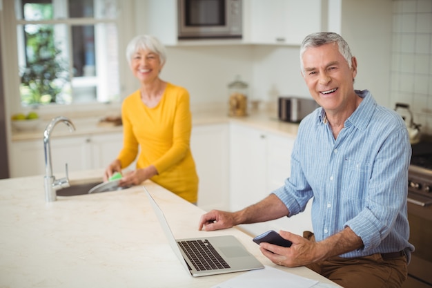 Heureux couple senior dans la cuisine