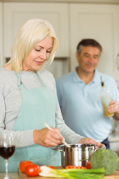 Heureux couple senior faisant un dîner ensemble