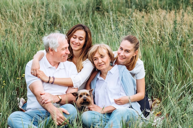 Heureux couple senior avec leurs filles dans la nature