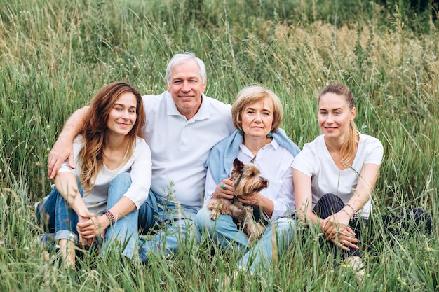 Heureux couple senior avec leurs filles dans la nature