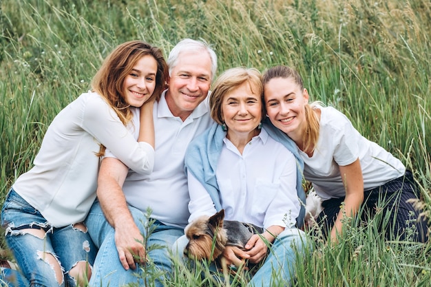 Heureux couple senior avec leurs filles dans la nature