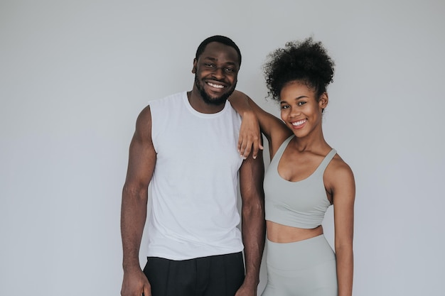 Photo heureux couple souriant en bonne santé