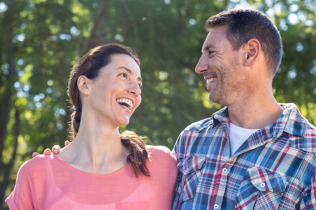 Heureux couple souriant dans le parc