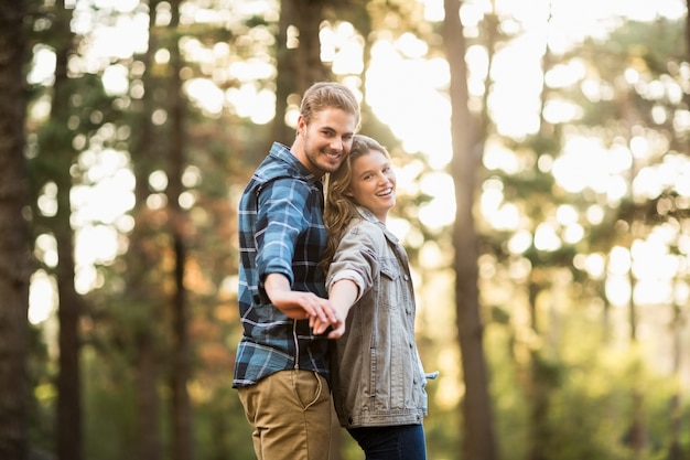 Heureux couple souriant debout derrière l&#39;autre