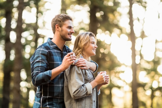 Heureux couple souriant debout derrière l&#39;autre