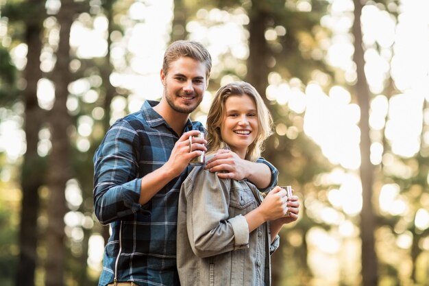 Heureux couple souriant debout l&#39;un derrière l&#39;autre