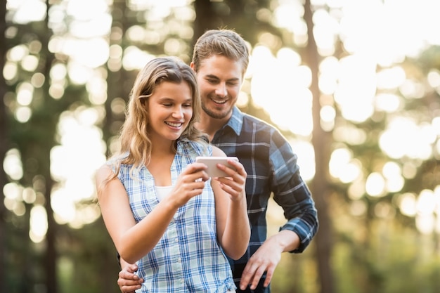 Heureux couple souriant en regardant les photos