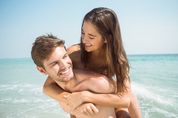 Heureux couple souriant