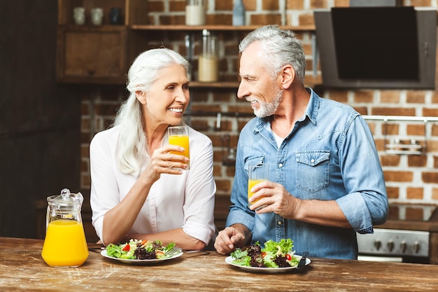 Heureux couple en train de dîner ensemble dans la cuisine