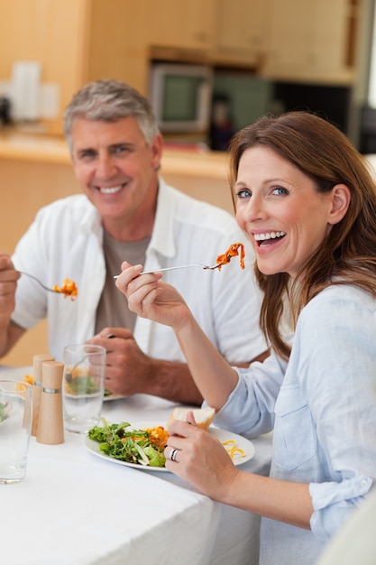 Heureux couple en train de dîner ensemble