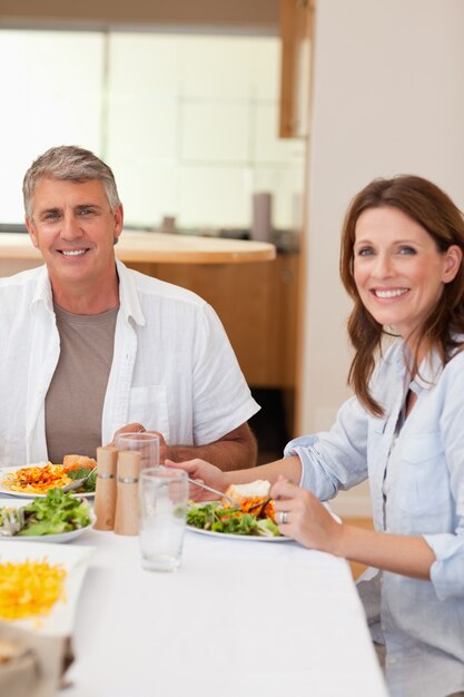 Heureux couple en train de dîner