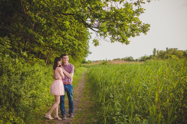 Heureux couple en vacances Les amoureux rient Heureux mec et fille