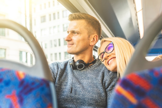 Heureux couple voyageant en bus à Londres