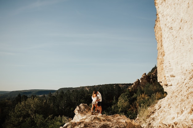 Heureux couple voyageant ensemble