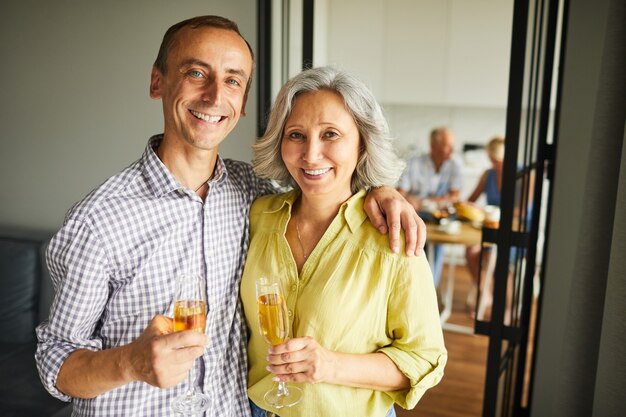 Heureux, couples aînés, poser, fête