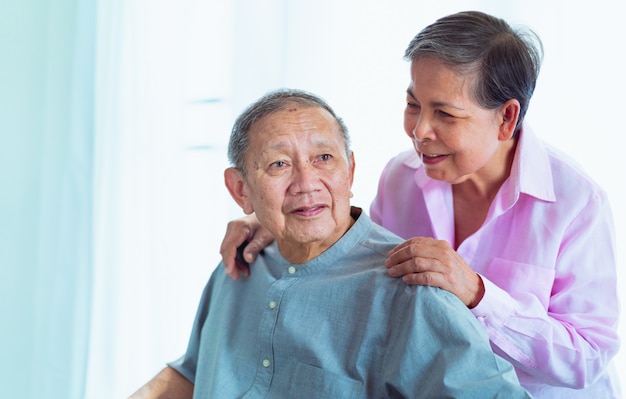 Heureux couples asiatiques âgés s&#39;entraident, mise au point sélective