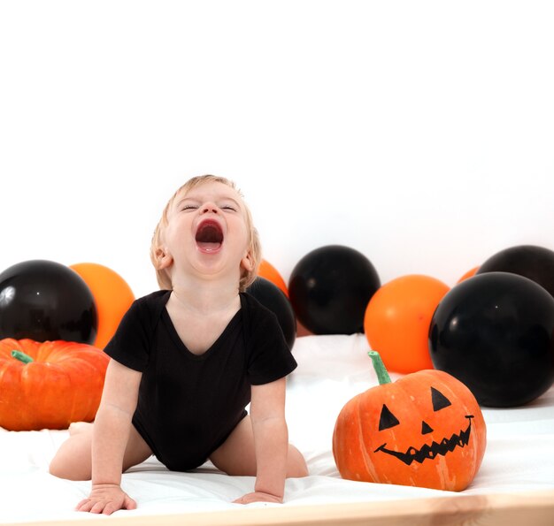 Heureux crier caucasien babyinfant intérieur effrayant jack citrouille Halloween jour Copy space