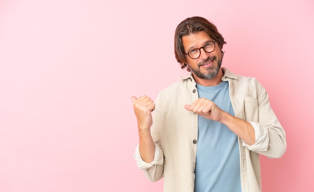 Heureux deux étudiants avec beaucoup de livres