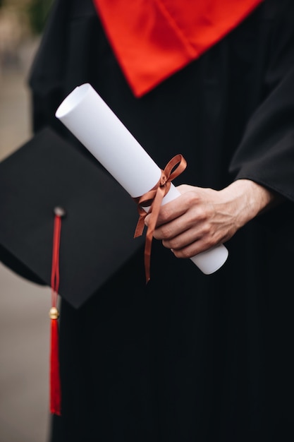 Heureux Diplômé En Robe Est Titulaire D'un Diplôme De Fin D'études