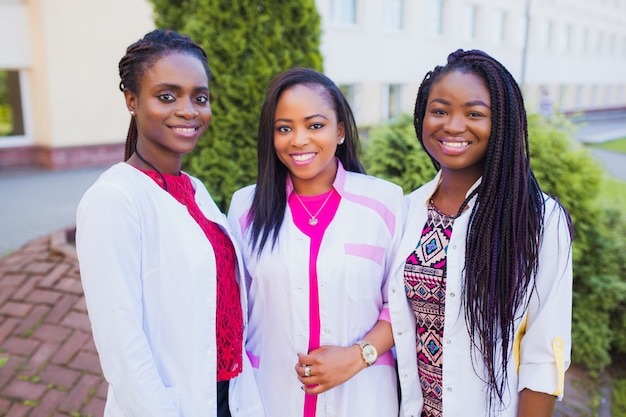 Heureux diplômés de l'équipe médicale. Portrait du personnel médical à l'hôpital. copines noires médecins