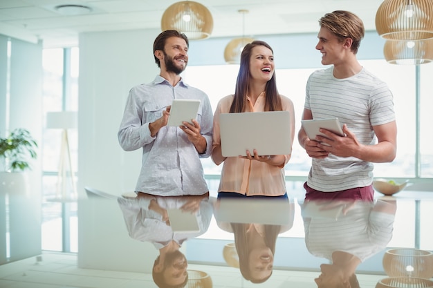 Heureux dirigeants utilisant une tablette numérique et un ordinateur portable